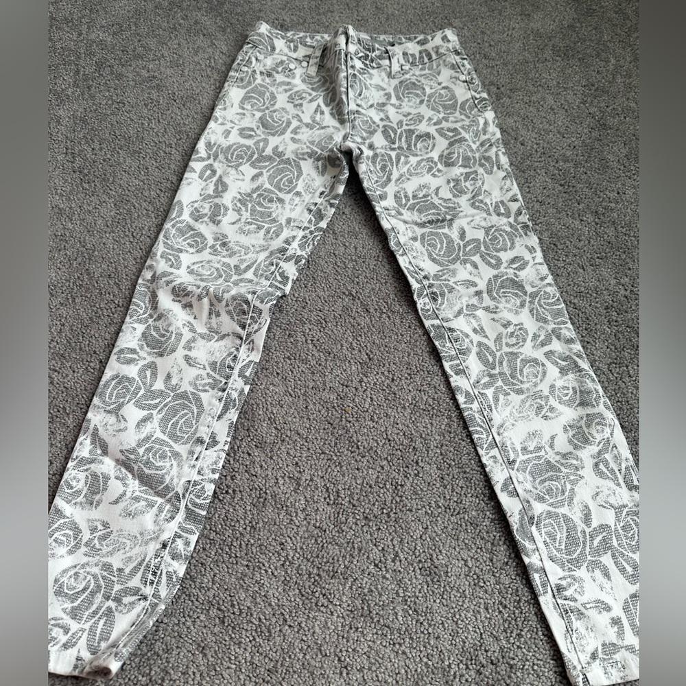 Girls like denim pants.
